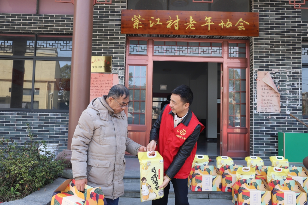 暖春意，敬老情-Z6官网多年对峙慰问孤寡老人